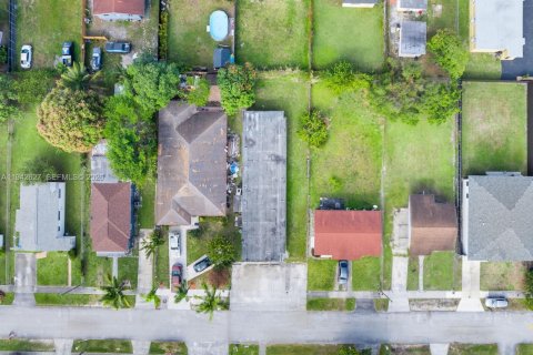 Купить коммерческую недвижимость в Вест-Парк, Флорида 211.82м2, № 2000282 - фото 16