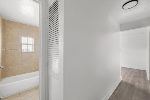 Купить коммерческую недвижимость в Вест-Парк, Флорида 211.82м2, № 2000282 - фото 14