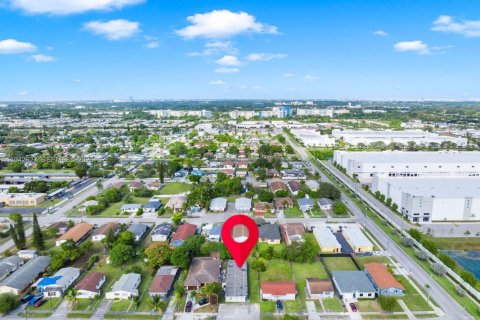 Купить коммерческую недвижимость в Вест-Парк, Флорида 211.82м2, № 2000282 - фото 17