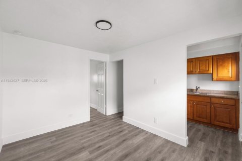 Купить коммерческую недвижимость в Вест-Парк, Флорида 211.82м2, № 2000282 - фото 4