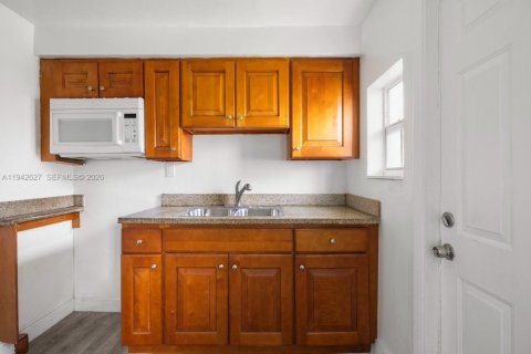 Купить коммерческую недвижимость в Вест-Парк, Флорида 211.82м2, № 2000282 - фото 6