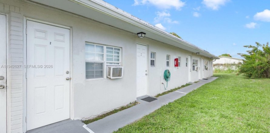 Коммерческая недвижимость в Вест-Парк, Флорида 211.82м2 № 2000282