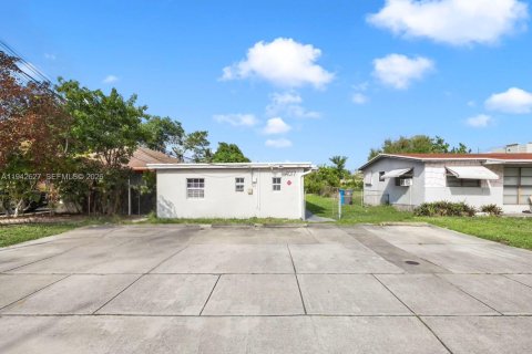 Купить коммерческую недвижимость в Вест-Парк, Флорида 211.82м2, № 2000282 - фото 3