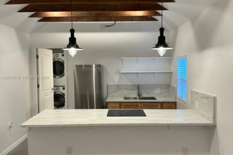 Commercial property in Miami, Florida 51.1 sq.m. № 2076144