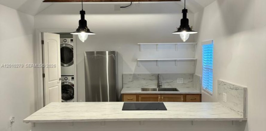 Commercial property in Miami, Florida 51.1 sq.m. № 2076144