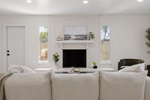 House in Saint Petersburg, Florida 3 bedrooms, 142.7 sq.m. № 1919594 - photo 11