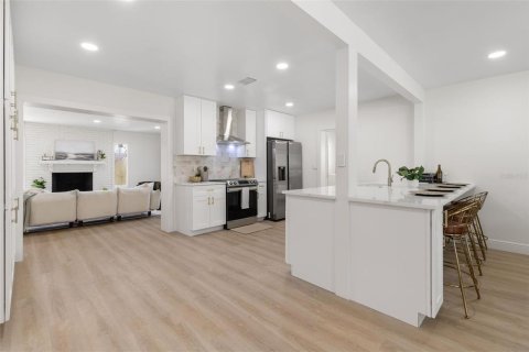 House in Saint Petersburg, Florida 3 bedrooms, 142.7 sq.m. № 1919594 - photo 4