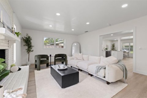 House in Saint Petersburg, Florida 3 bedrooms, 142.7 sq.m. № 1919594 - photo 10