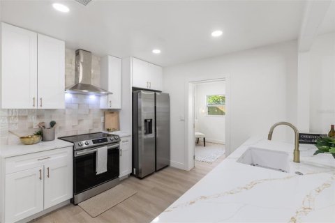 House in Saint Petersburg, Florida 3 bedrooms, 142.7 sq.m. № 1919594 - photo 6