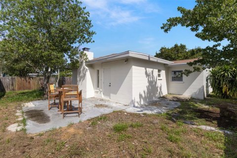 House in Saint Petersburg, Florida 3 bedrooms, 142.7 sq.m. № 1919594 - photo 27