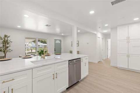 House in Saint Petersburg, Florida 3 bedrooms, 142.7 sq.m. № 1919594 - photo 9