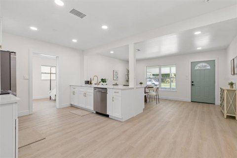 House in Saint Petersburg, Florida 3 bedrooms, 142.7 sq.m. № 1919594 - photo 5