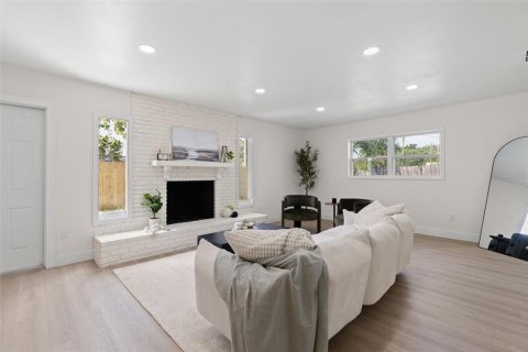 House in Saint Petersburg, Florida 3 bedrooms, 142.7 sq.m. № 1919594 - photo 13