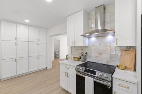 House in Saint Petersburg, Florida 3 bedrooms, 142.7 sq.m. № 1919594 - photo 7