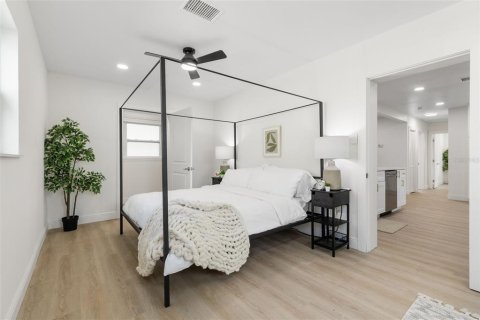 House in Saint Petersburg, Florida 3 bedrooms, 142.7 sq.m. № 1919594 - photo 15