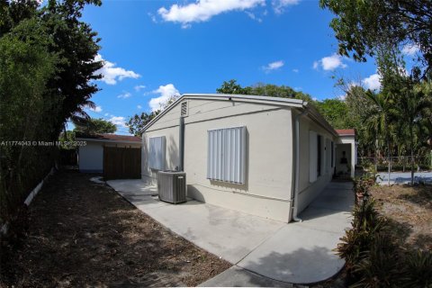 House in Miami, Florida 3 bedrooms, 142.05 sq.m. № 2013682 - photo 8