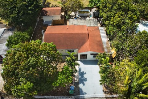 House in Miami, Florida 3 bedrooms, 142.05 sq.m. № 2013682