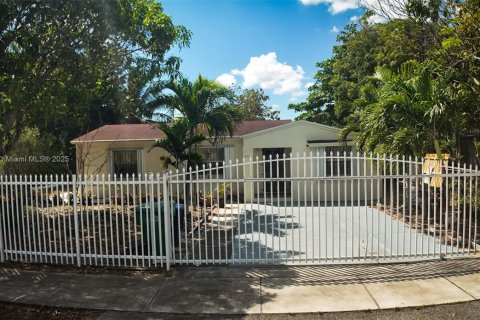 House in Miami, Florida 3 bedrooms, 142.05 sq.m. № 2013682 - photo 3