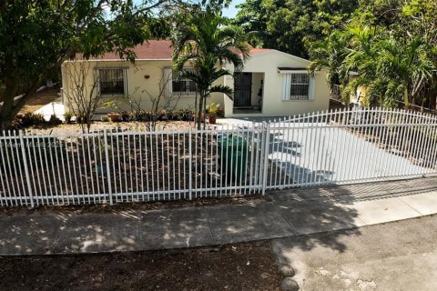 House in Miami, Florida 3 bedrooms, 142.05 sq.m. № 2013682 - photo 6