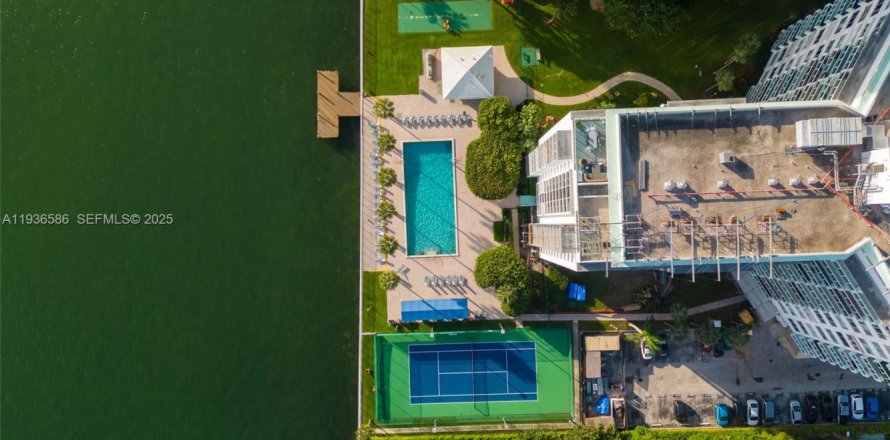 Condo in Miami, Florida, 2 bedrooms  № 1994712