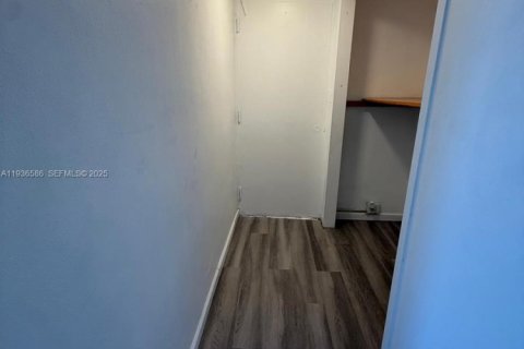 Condo in Miami, Florida, 2 bedrooms  № 1994712 - photo 28