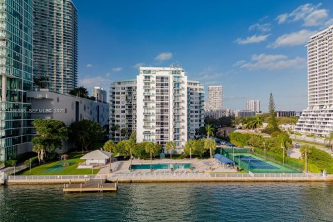 Condo in Miami, Florida, 2 bedrooms  № 1994712 - photo 9