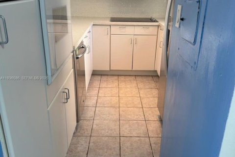 Condo in Miami, Florida, 2 bedrooms  № 1994712 - photo 24