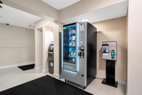 Condo in Miami, Florida, 2 bedrooms  № 1994712 - photo 17