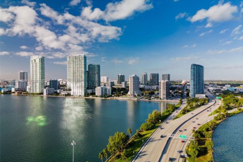Condo in Miami, Florida, 2 bedrooms  № 1994712 - photo 5