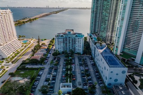 Condo in Miami, Florida, 2 bedrooms  № 1994712 - photo 7