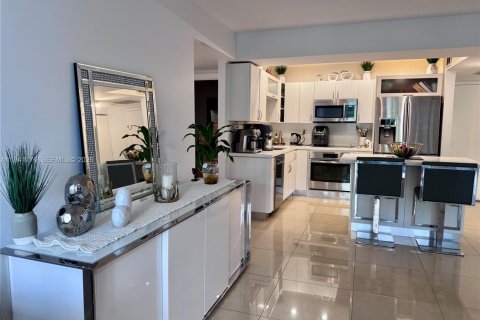 Copropriété à vendre à Hallandale Beach, Floride: 2 chambres, 130.06 m2 № 2007124 - photo 4