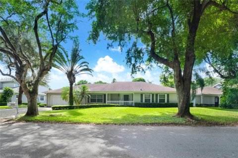 House in Miami, Florida 4 bedrooms, 319.96 sq.m. № 2409173