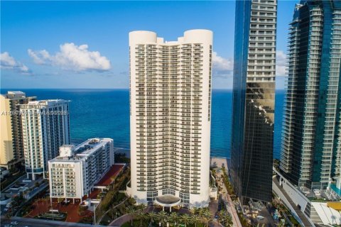 Кондоминиум с 2 спальнями в Санни-Айлс-Бич, Флорида № 1995745