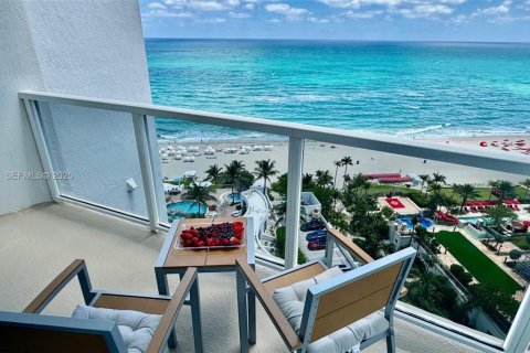 Hotel en venta en Sunny Isles Beach, Florida, 51.19 m2 № 1984012 - foto 17