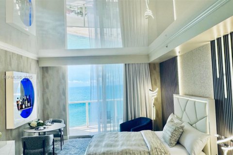 Hotel en venta en Sunny Isles Beach, Florida, 51.19 m2 № 1984012 - foto 1