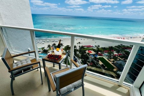 Hotel en venta en Sunny Isles Beach, Florida, 51.19 m2 № 1984012 - foto 15