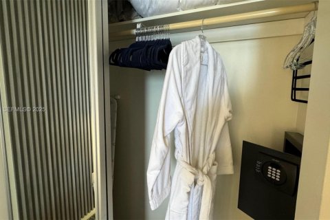 Hotel en venta en Sunny Isles Beach, Florida, 51.19 m2 № 1984012 - foto 28