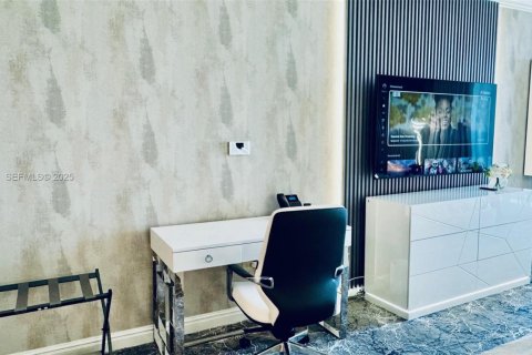 Hotel en venta en Sunny Isles Beach, Florida, 51.19 m2 № 1984012 - foto 12