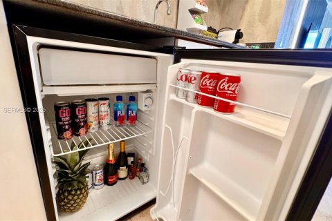 Hotel en venta en Sunny Isles Beach, Florida, 51.19 m2 № 1984012 - foto 22