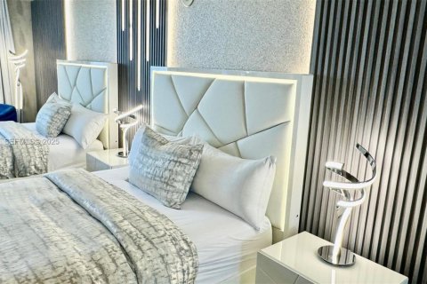 Hotel en venta en Sunny Isles Beach, Florida, 51.19 m2 № 1984012 - foto 29