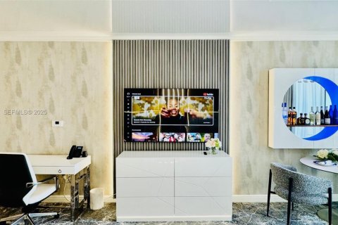 Hotel en venta en Sunny Isles Beach, Florida, 51.19 m2 № 1984012 - foto 9