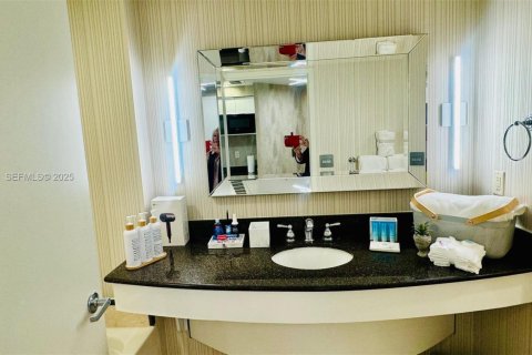 Hotel en venta en Sunny Isles Beach, Florida, 51.19 m2 № 1984012 - foto 27
