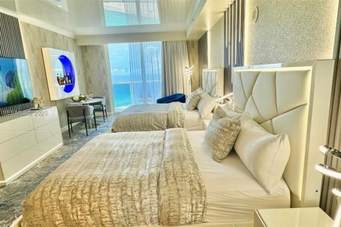 Hotel en venta en Sunny Isles Beach, Florida, 51.19 m2 № 1984012 - foto 10