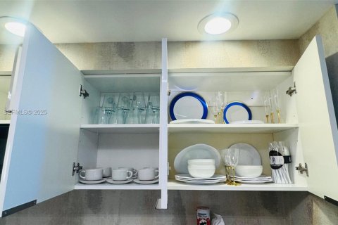 Hotel en venta en Sunny Isles Beach, Florida, 51.19 m2 № 1984012 - foto 20