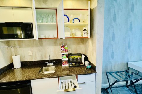 Hotel en venta en Sunny Isles Beach, Florida, 51.19 m2 № 1984012 - foto 19
