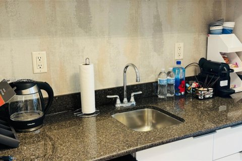 Hotel en venta en Sunny Isles Beach, Florida, 51.19 m2 № 1984012 - foto 24