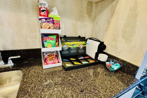 Hotel en venta en Sunny Isles Beach, Florida, 51.19 m2 № 1984012 - foto 23