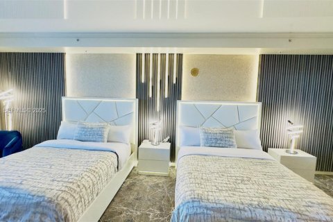 Hotel en venta en Sunny Isles Beach, Florida, 51.19 m2 № 1984012 - foto 3