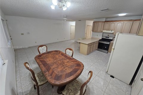 Casa en alquiler en Hollywood, Florida, 2 dormitorios, 79.71 m2 № 2009961 - foto 2