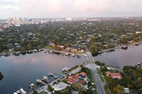 House in Saint Petersburg, Florida 3 bedrooms, 134.99 sq.m. № 1795691 - photo 28